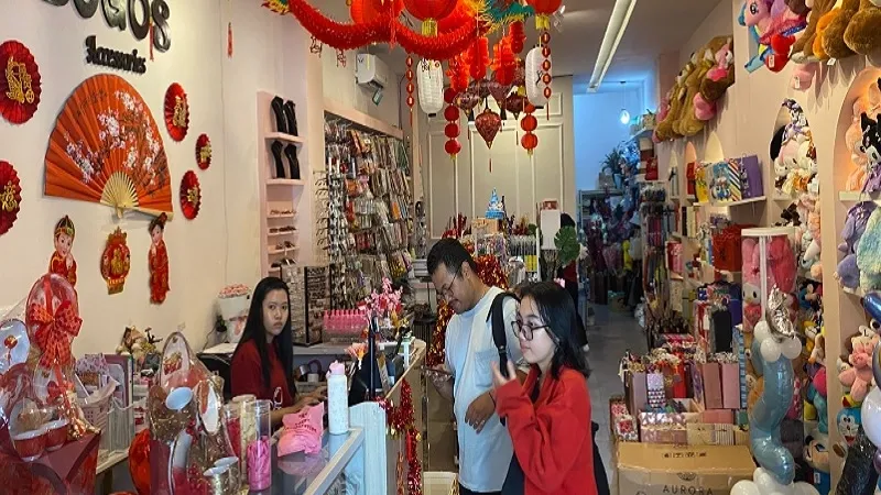 Perlengkapan Imlek Bernuansa Merah dan Emas Laris Manis di Palangka Raya