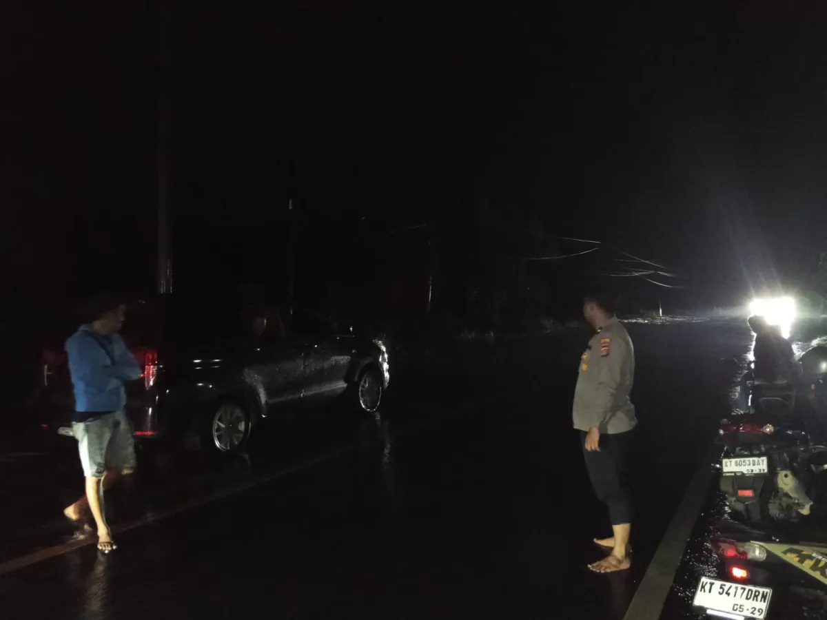 Polsek Muara Wahau Atur Lalu Lintas di Jalan Poros PDC yang Terkena Banjir