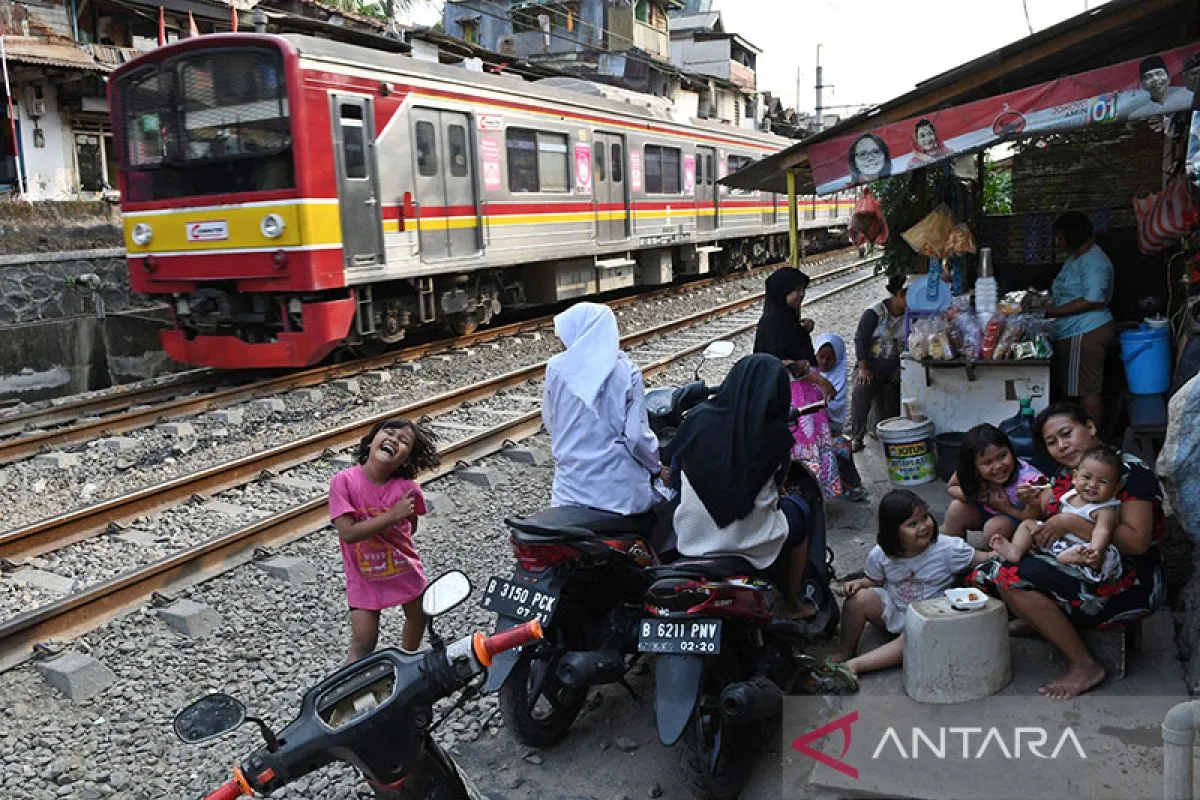 KAI Daop 6 Yogyakarta Ingatkan Masyarakat Agar Tidak Beraktivitas di Jalur Rel Kereta Api