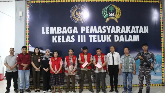 Kepala SMK Negeri 1 Teluk Dalam dan Suami Ditahan dalam Kasus Korupsi Dana BOS