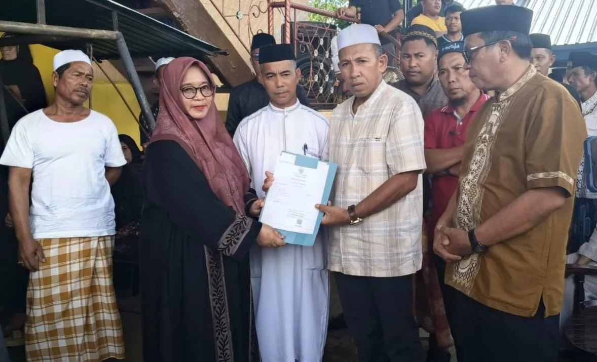 Wakil Bupati Luwu Timur Serahkan Akta Kematian di Rumah Duka