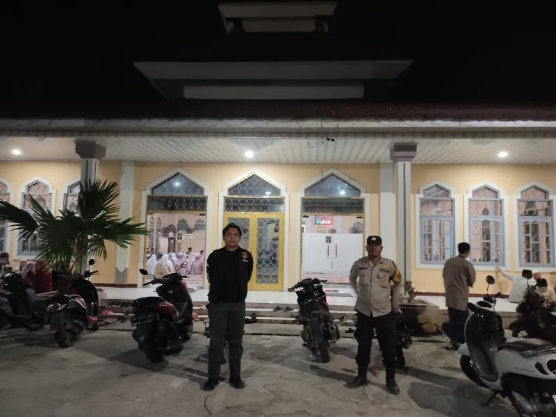 Polsek Kemuning Amankan Sholat Tarawih untuk Kenyamanan Jamaah