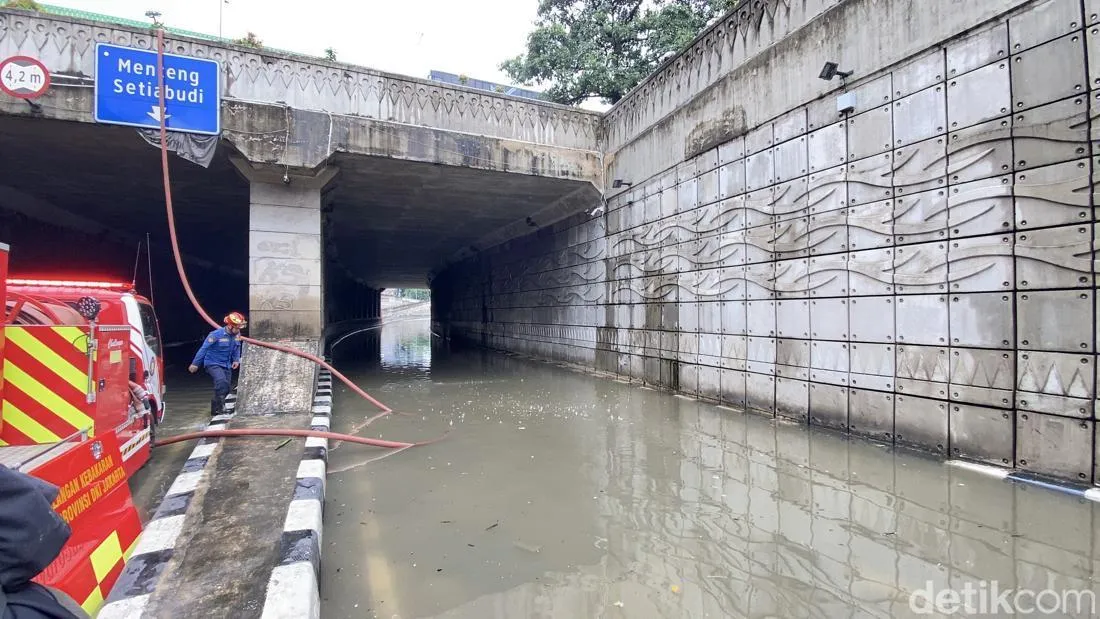 Banjir Melanda Underpass Mampang Prapatan, Kendaraan Terhambat
