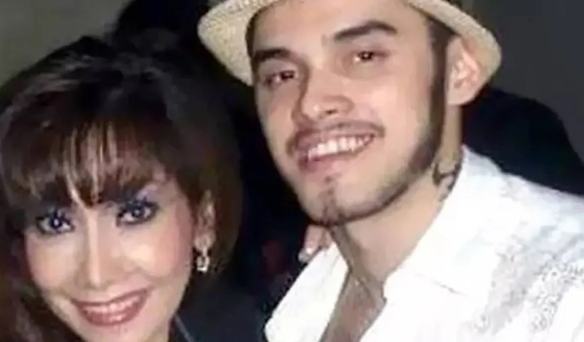 Kisah Cinta Selebriti: Menikah dengan Ibu Angkat