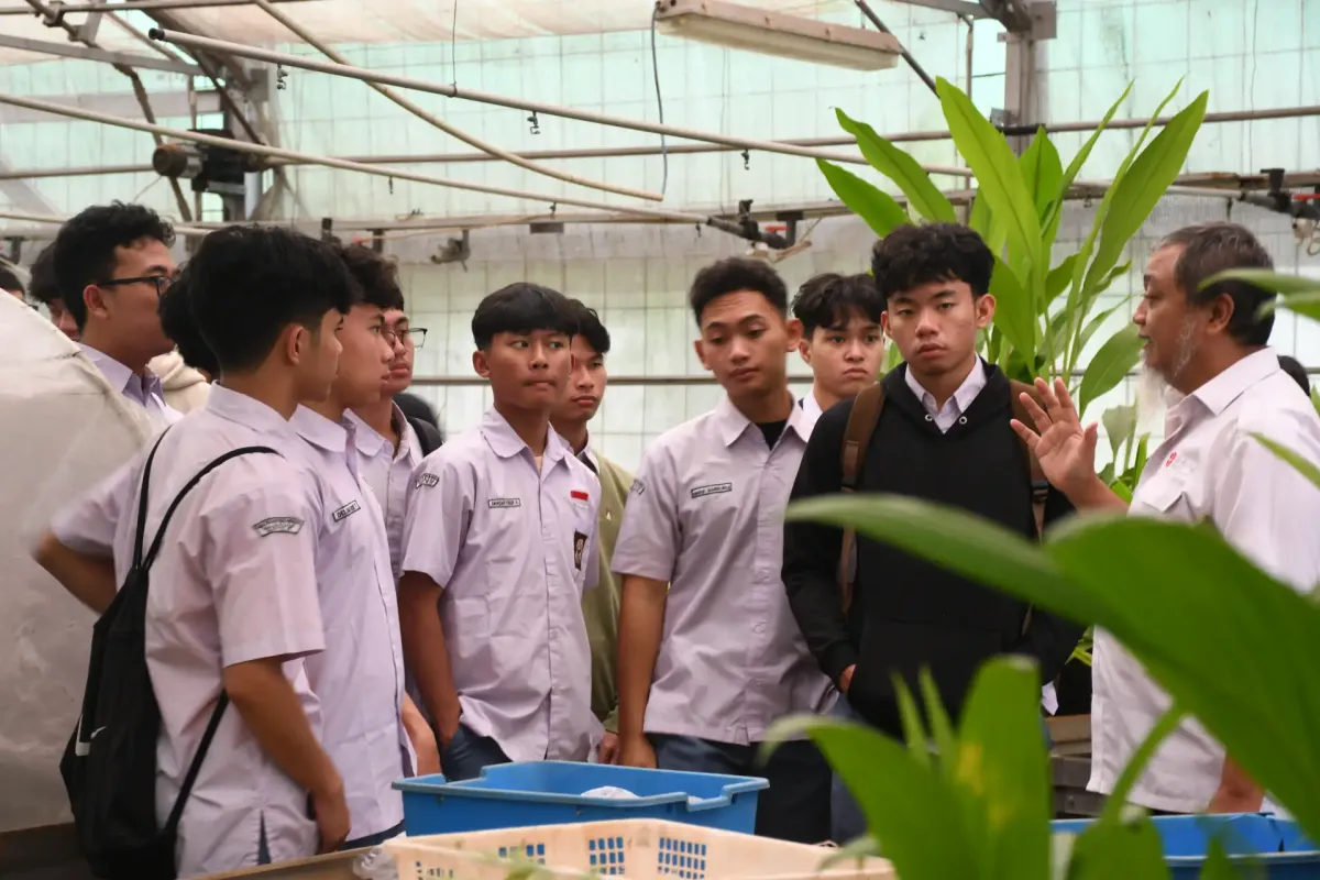 Siswa Al Bayan Pelajari Teknologi Sub Kultur Jaringan Anggrek di BRIN