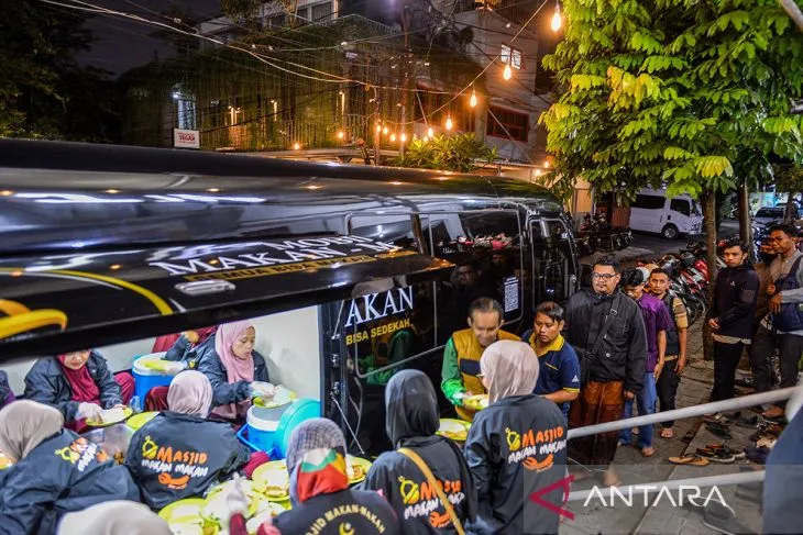 Relawan Masjid Makan-Makan Bagikan 400 Porsi Hidangan Buka Puasa di Bandung