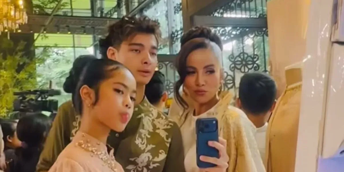 Olla Ramlan Tampil Kompak di Fashion Show Bersama Pacar dan Anak