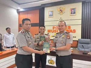 Polres Musi Rawas Serahkan Buku KUHAP dan KUHP Baru untuk Tingkatkan Pemahaman Hukum