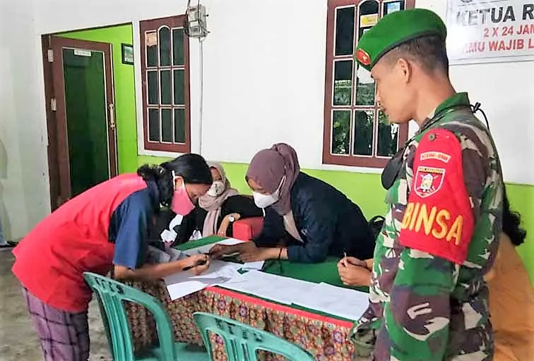 Babinsa Bontang Kuala Lakukan Pemantauan Vaksinasi Door to Door