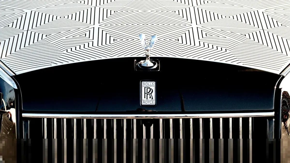 Rolls-Royce Phantom Arabesque: Mobil Mewah dengan Kap Mesin Ukiran Laser Pertama di Dunia