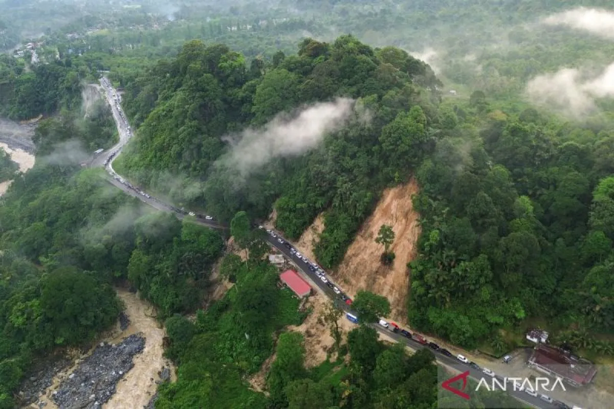 Dinding Tebing Longsor di Jalur Lembah Anai Diperkuat dengan Pasir Besi