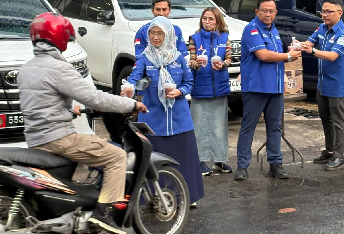 Partai Demokrat Jabar Bagikan Takjil Gratis di Hari Pertama Ramadan