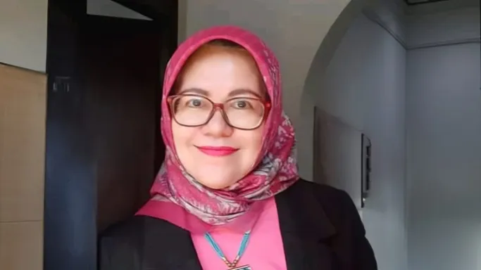 Dian Kencana: Menghidupkan Warna Melalui Puisi dan Lukisan