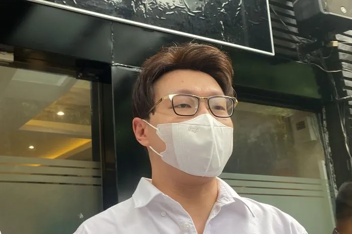 Richard Lee Tak Ditahan, Persidangan Tetap Berlanjut