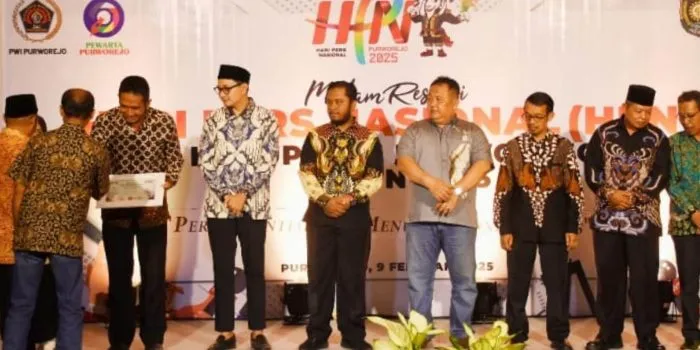 Bupati Purworejo Terima HPN Award 2025 Sebagai Tokoh Peduli Pers