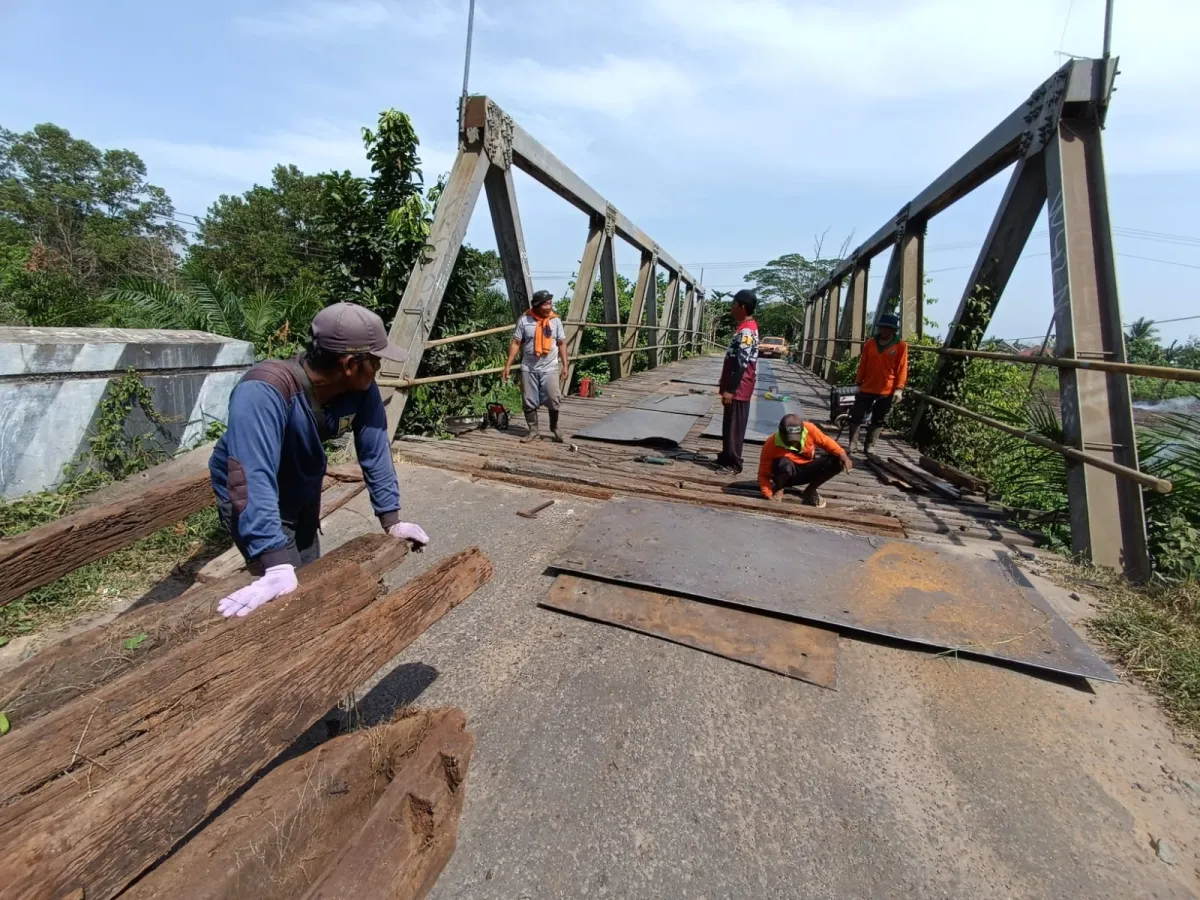 Perbaikan Jembatan Patah Kapten Mulyono Dimulai Usai Viral Lantai Lepas
