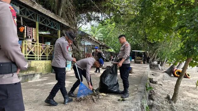 Polri Bersama Masyarakat Bersihkan Pantai Pasir Putih di Manokwari