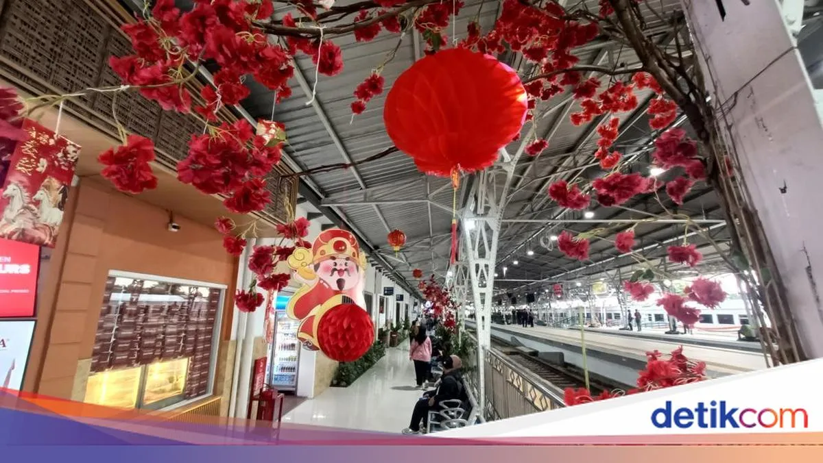Stasiun Purwokerto Hiasi Tahun Baru Imlek dengan Dekorasi Merah-Emas