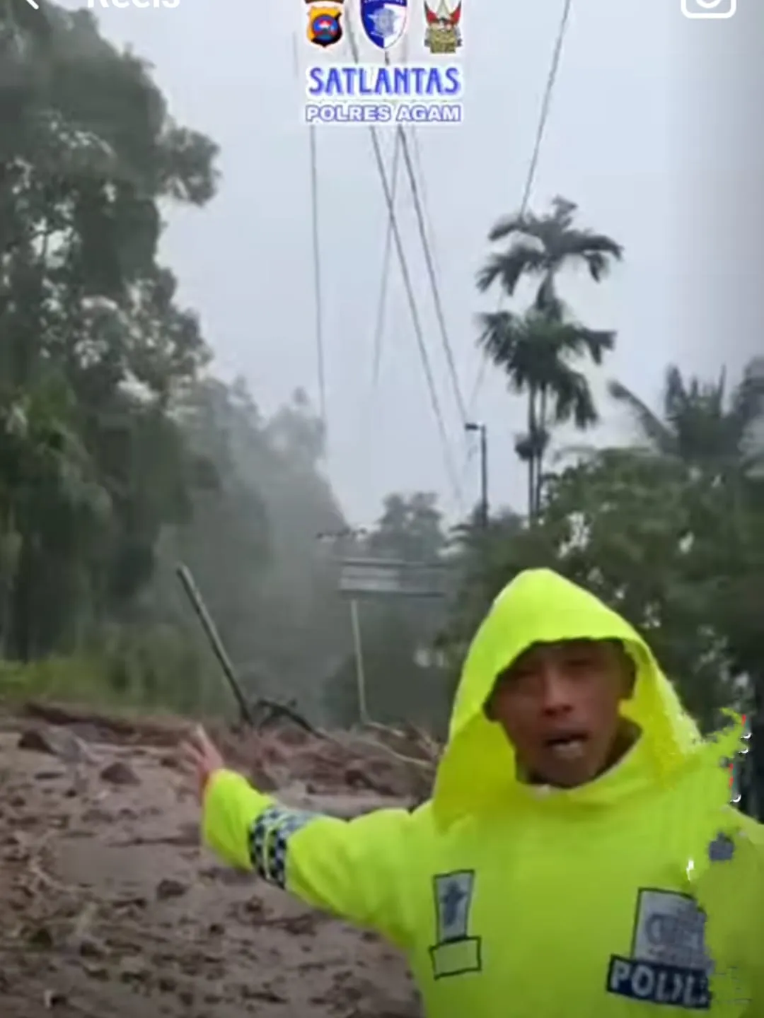 Longsor Melumpuhkan Jalur Utama Bukittinggi-Lubuk Basung, Polres Agam Tindak Cepat