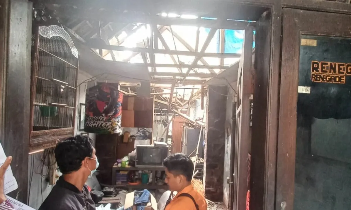 BPBD Surabaya Berikan Bantuan Darurat kepada Warga Terdampak Atap Rumah Ambruk