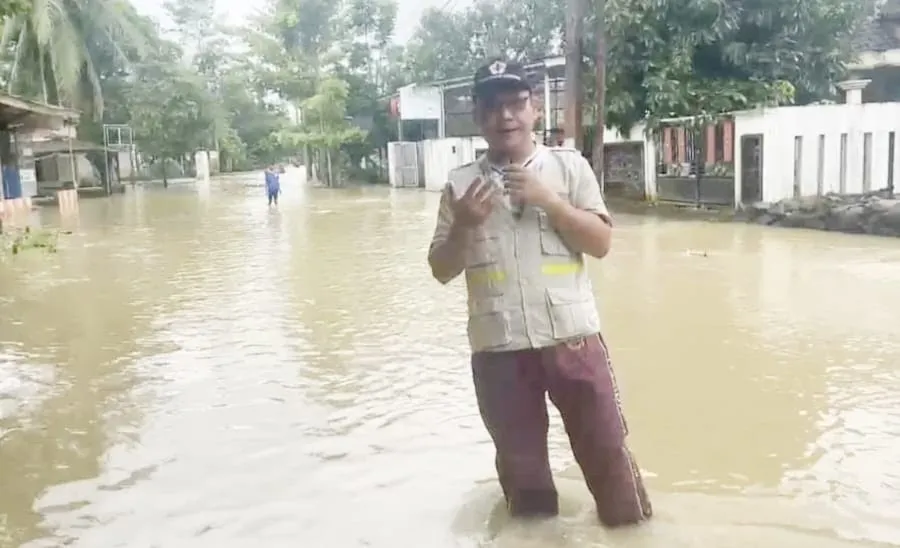 Kepala Puskesmas Sobang Memantau Ketinggian Air di Desa Bojen