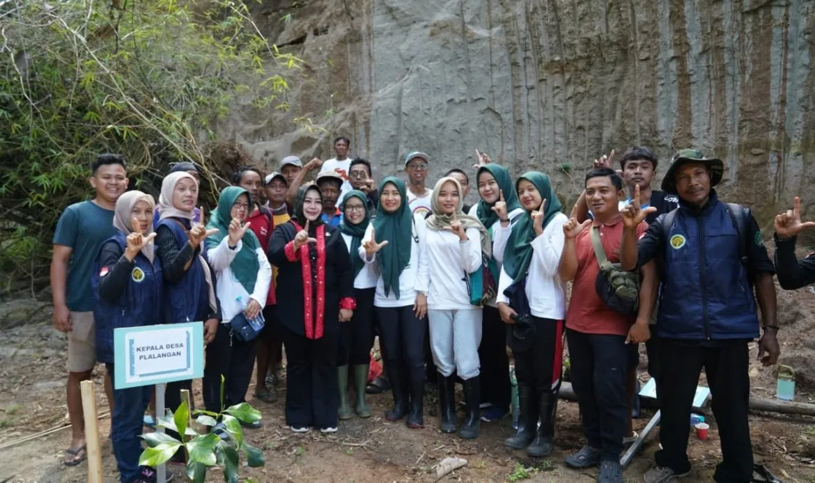 Aksi Jurnalis dan Bunda Lisdyarita untuk Rehabilitasi Lahan Bekas Tambang di Ponorogo