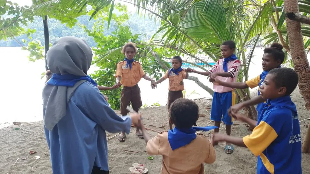 UNIMUDA Sorong Luncurkan Program Inovatif di Kampung Batu Lubang Pantai untuk Tingkatkan Keaksaraan Anak