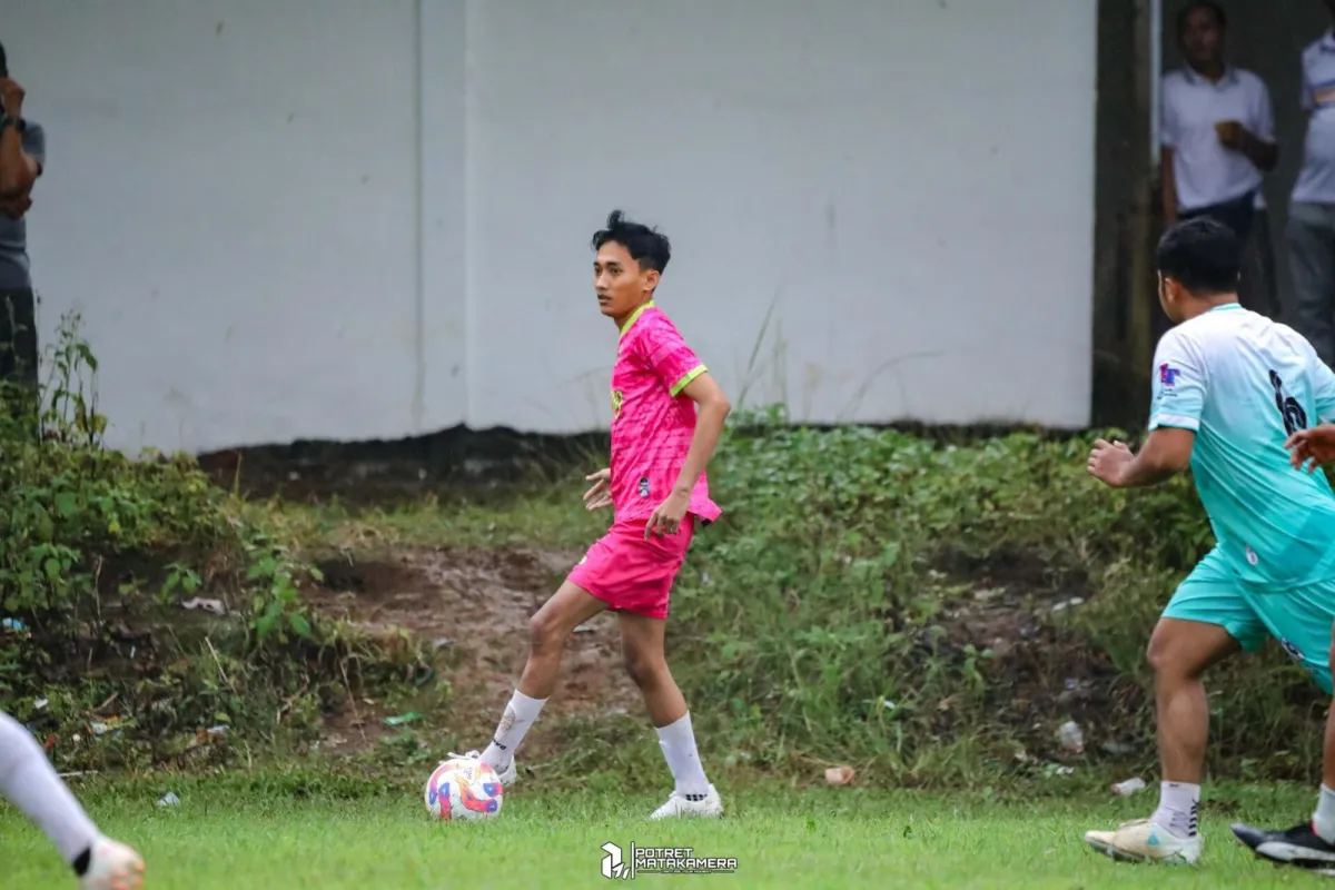 Akhmad Lutfi: Mahasiswa UNNES Berprestasi di Liga 3 Melalui Hobi Sepak Bola