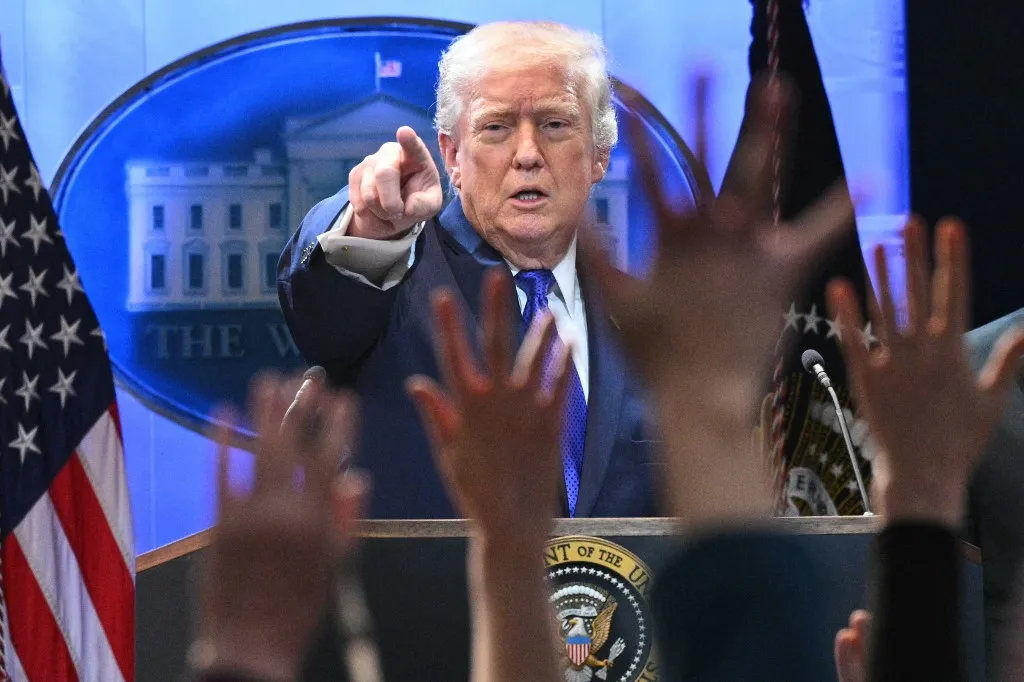 Trump Terapkan Tarif Impor 10 Persen Pasca Putusan Mahkamah Agung