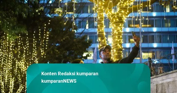 Dekorasi Natal Meriah Hiasi Bundaran HI Jakarta