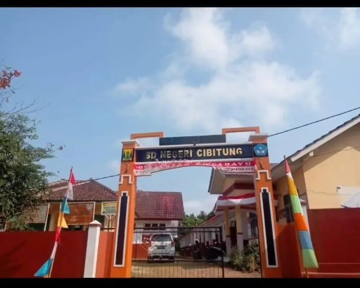 SDN 1 Cibitung Sukabumi Dapat Fasilitas Meja dan Kursi Baru dari Kemendikdasmen