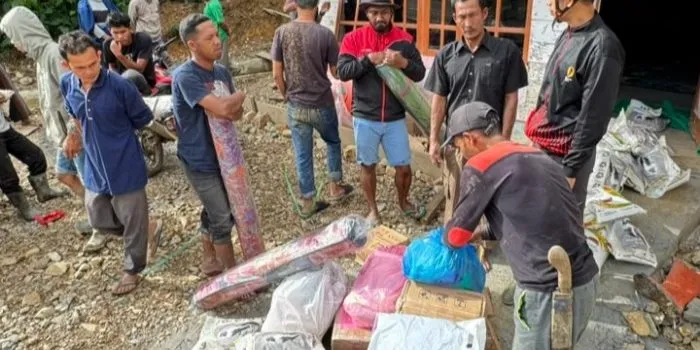 Relawan Gunakan Roda Dua untuk Distribusi Bantuan ke Wilayah Terisolasi