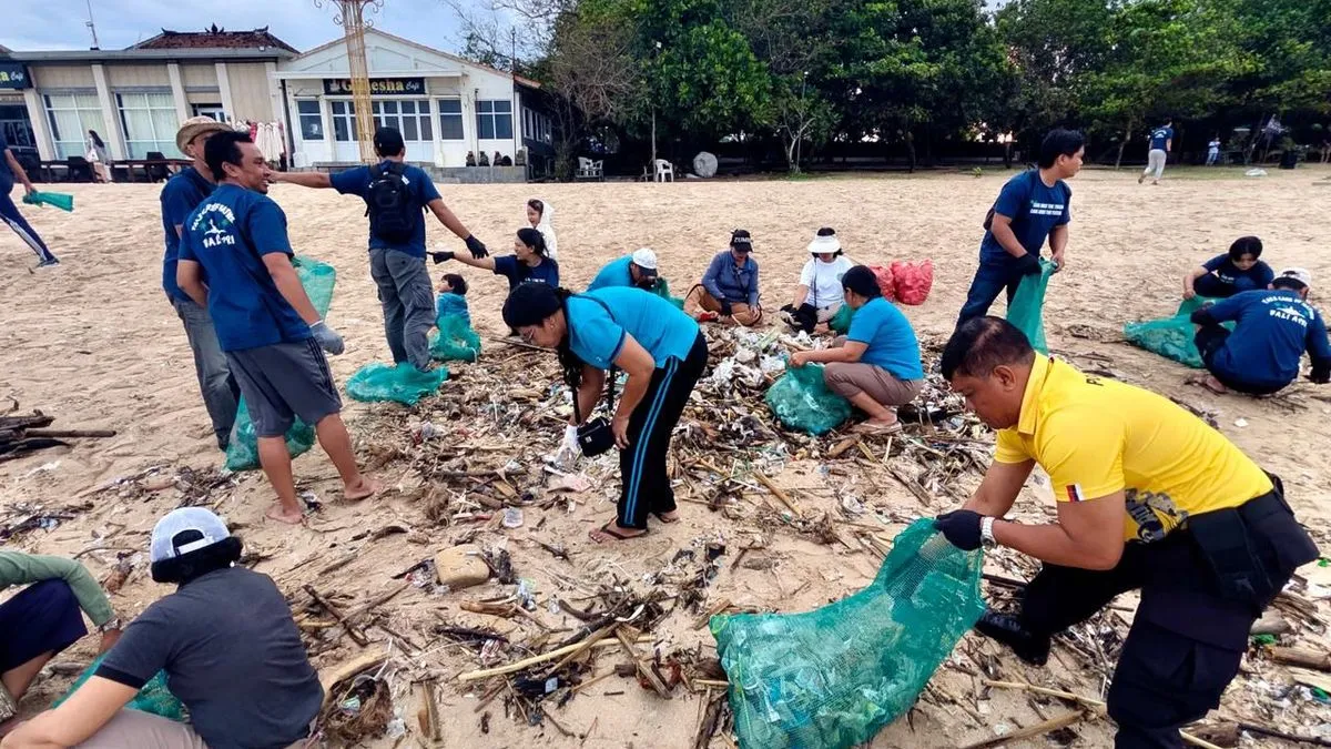 Sungai Watch dan Komunitas Bersihkan Pantai Kedonganan, Kumpulkan 1.059 Kg Sampah Plastik