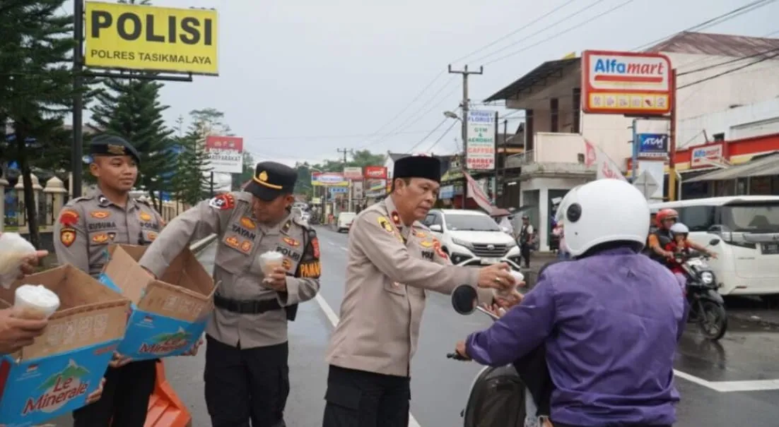 Polres Tasikmalaya Berbagi Takjil Gratis di Awal Ramadan