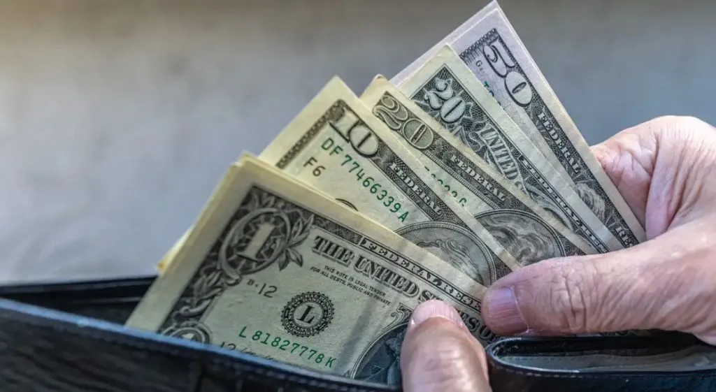 Dolar AS Melemah Usai Mahkamah Agung Batalkan Tarif Trump