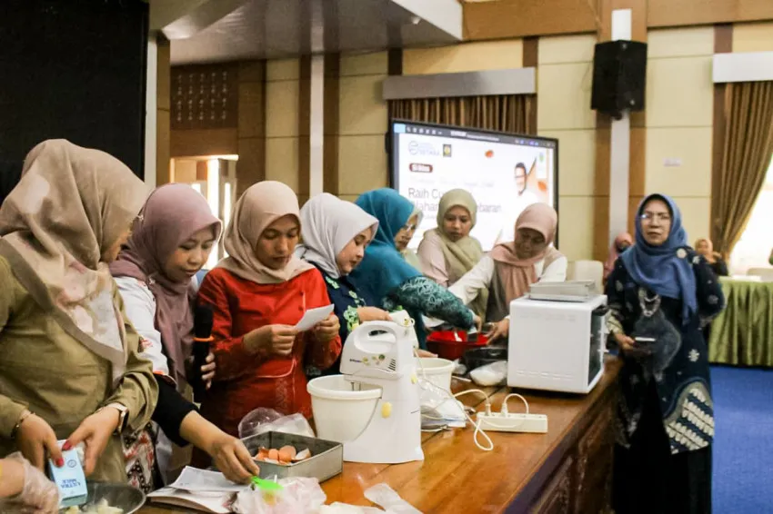 Sandiaga Uno Latih 95 IRT Kerinci untuk Usaha Kue Kering