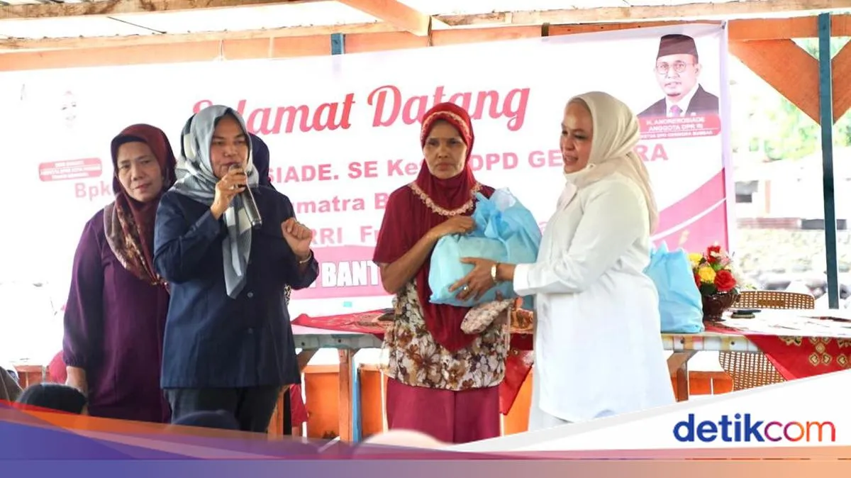 Andre Rosiade Salurkan 500 Paket Sembako Menyambut Ramadan di Padang