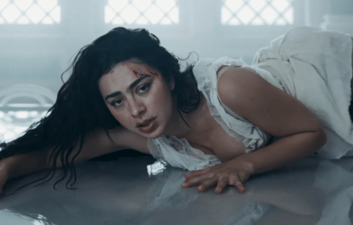 Lagu 'Chains of Love' Charli xcx Hiasi Film Wuthering Heights