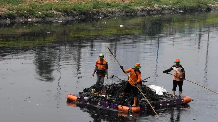 Jakarta Barat Bersihkan 65,66 Ton Sampah dari Aliran Kali Pasca Hujan Lebat