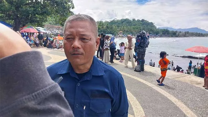 Kepadatan Wisatawan di Pantai Karang Hawu, Sekcam Cisolok Ingatkan Pentingnya Keselamatan