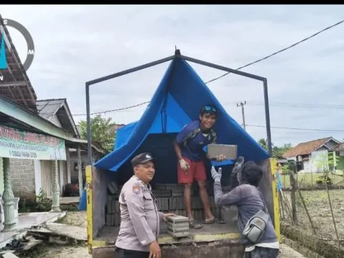 Bhabinkamtibmas Polsek Way Serdang Gelar Sambang dan Gotong Royong di Desa Labuhan Makmur