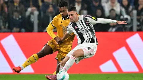 Barcelona dan AC Milan Berebut Dusan Vlahovic di Bursa Transfer