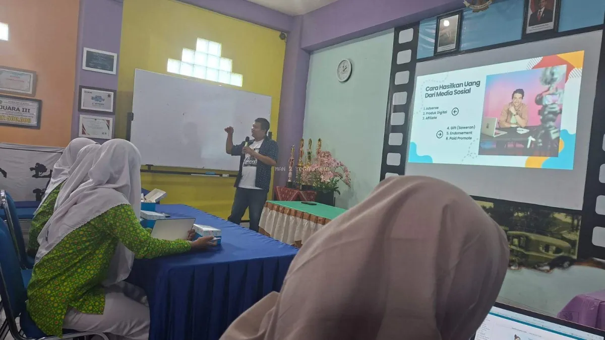 Workshop Digital di MAN 2 Yogyakarta Tingkatkan Keterampilan Murid dan Guru
