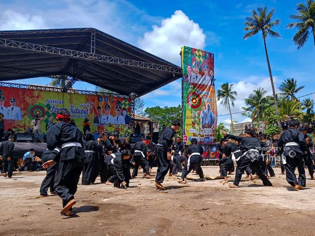 PT Timah Dukung Pelestarian Adat Ruwah dan Perang Ketupat di Tempilang