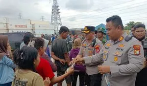 Kapolres Jakarta Utara Salurkan Bantuan untuk Pengungsi Banjir di Rorotan