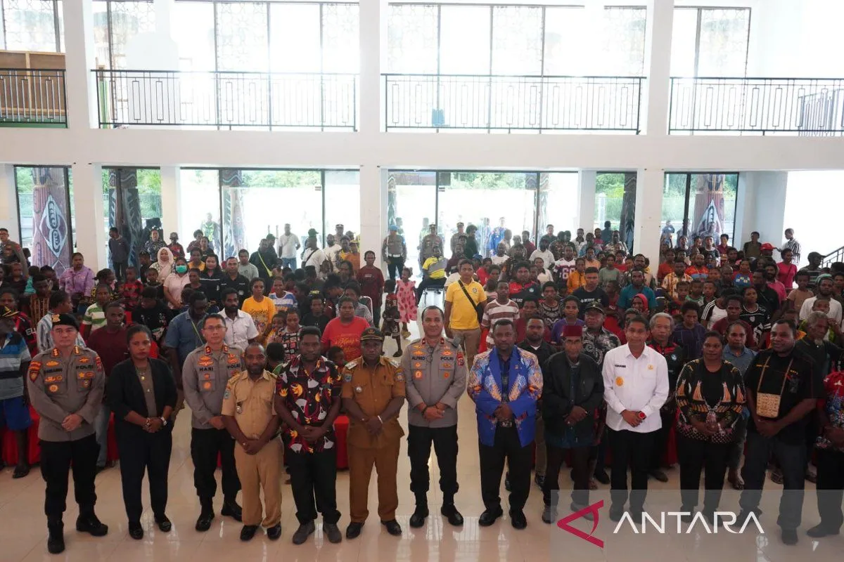 Polda Papua Barat Salurkan 350 Paket Sembako untuk Pengungsi Moskona