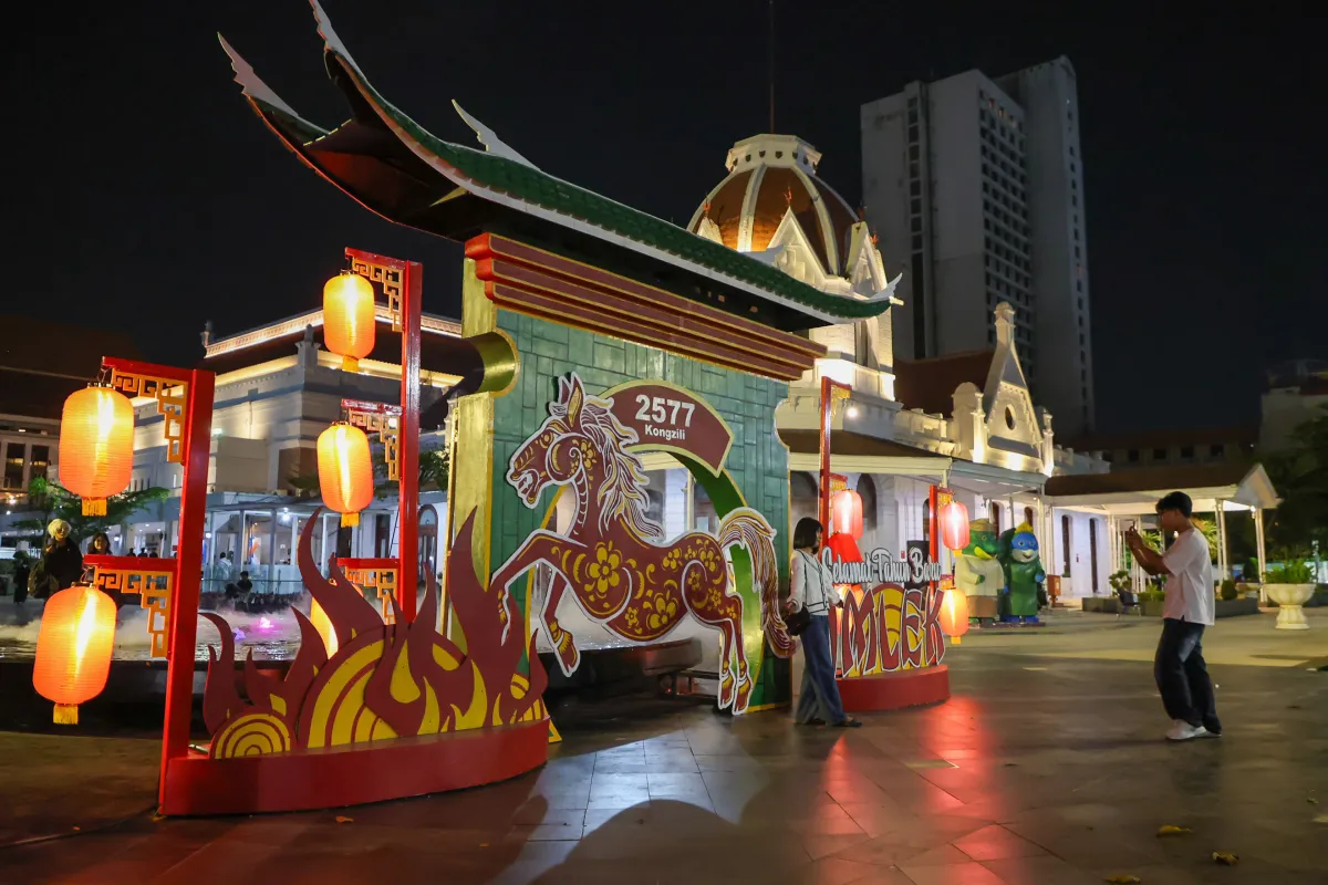 DLH Surabaya Pasang Dekorasi Daur Ulang Sambut Imlek