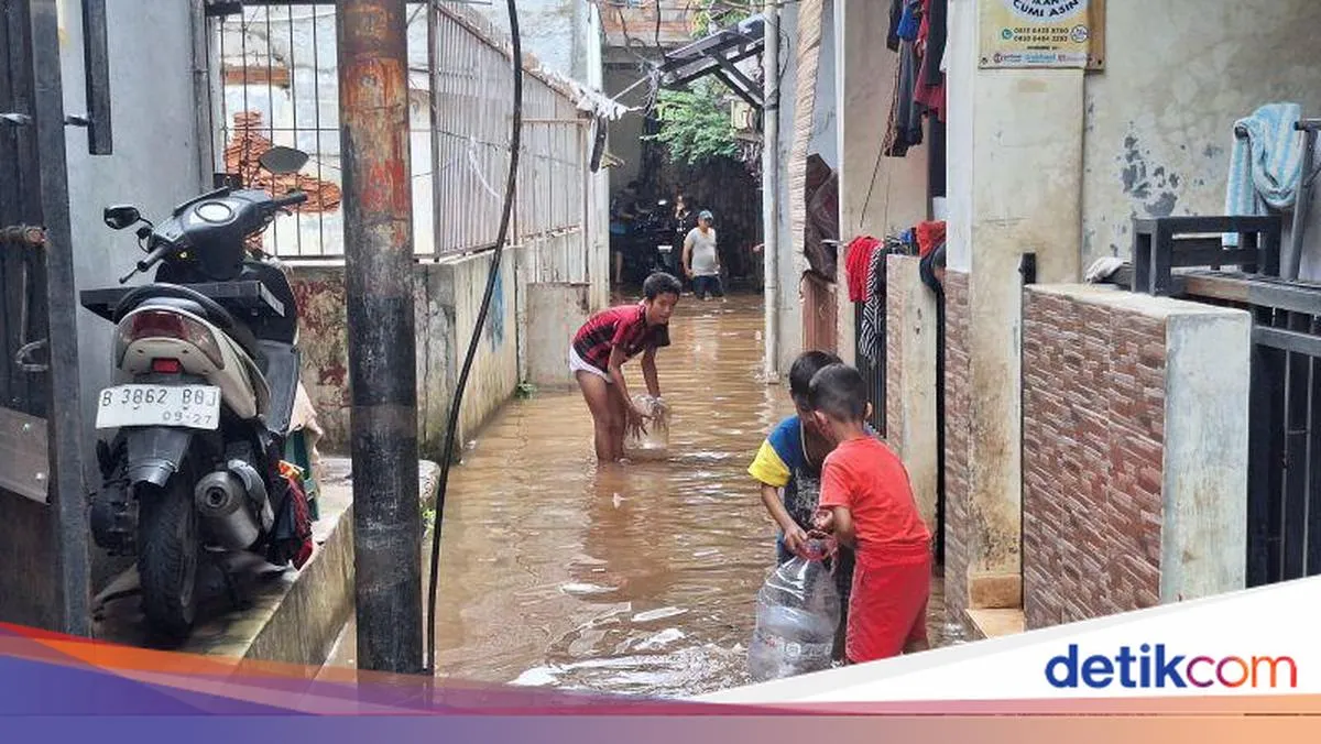 Banjir Cipulir: Warga Tak Sempat Sahur, Fokus Selamatkan Barang