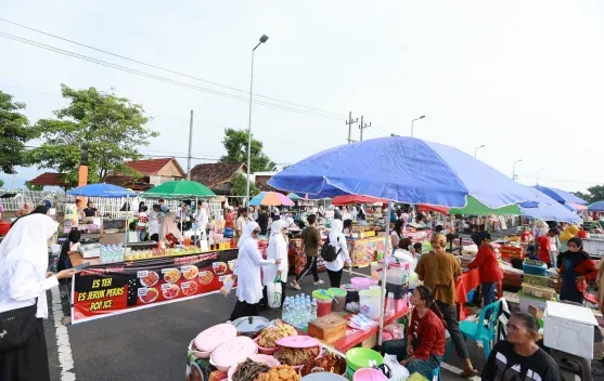 Festival Ngerandu Buko: Pasar Takjil Ramadhan Dongkrak Ekonomi UMKM Banyuwangi