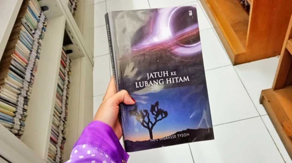 Mengungkap Misteri Lubang Hitam Melalui Buku Neil deGrasse Tyson